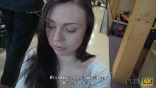 Hunt4k. Sexy Brunette Suce Et Donne La Chatte Pour Le Forage Pour