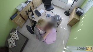 LOAN4K. L’agent frappe la chatte serrée de l’adolescence puis il approuve le prêt d’une fille