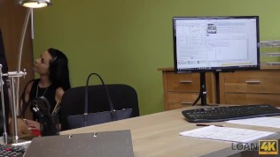 LOAN4K. Lo dulce Inga le da su cuerpo al agente de prestamos para un credit