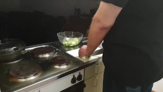 (M)essy power pissing 20 – preparing a salad