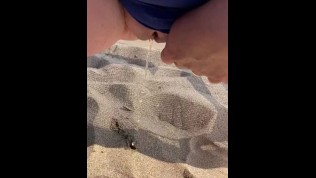 Mia moglie fa la pipì in spiaggia