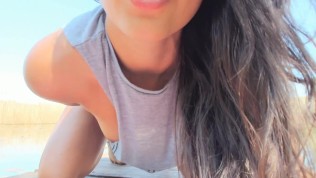 POV cuginetta col culo sfondato istiga sul molo a sborrare sulla figa bagnata, mi squirta addosso