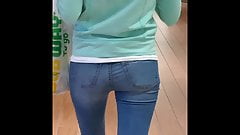 Slender Babe Tight Ass Candid Jeans