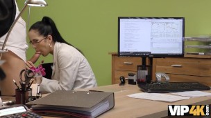 VIP4K. Agent genehmigt Kredit der brünetten Nymphomanin Elis Dark