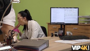 vip4k. elis calda con gli occhiali dà devant la figa per la perforazione