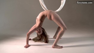 Young cute babe spreading legs and doing acrobatics