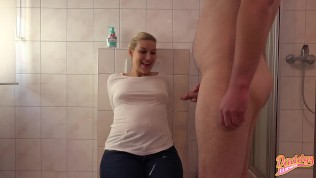 CFNM-Erspritzt und pisst mir nackt auf die Klamotten