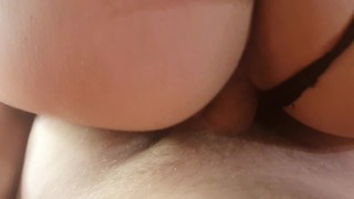 Скачет на члене в позе наездницы!