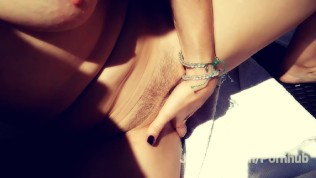 Le père est absent la belle-mère baise avec son fils 1/3