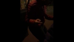 Mostro il cazzo ad una troia per un balletto nel parcheggio