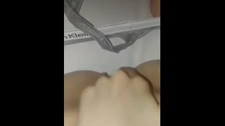 Teen flimt sich selbst beim Ficken