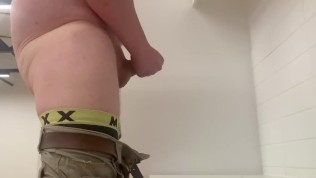 Aussie tradie having a sneaky wank