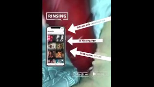 Dildo in rot wird tief in die Muschi geschoben.