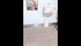 素人JKが公衆トイレで悶絶潮吹き