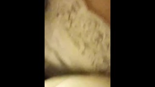 Im Zug in ihren Ausschnitt gefilmt