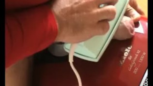 Massagegeraet melkt Penis ab und Staubsauger schluckt den Erguss