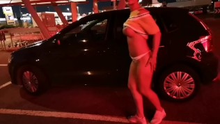 Sculacciata nel parcheggio al centro commerciale con pompino finale nel parcheggio