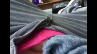 TIZIANA SI MASTURBA DI NASCOSTO