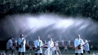 Weezer – Pork and Beans OFFICIAL MUSIC VIDEO