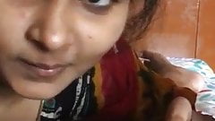 Desi Indian girl Lund chooste huye very hot video