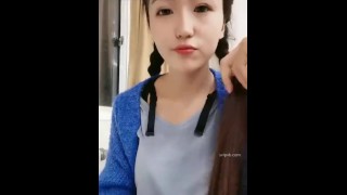 極品大學校花【身高176小學妹】課堂上趁著其他同學都在玩手機，脫掉胸罩露咪咪，回宿舍拉上蚊帳脫光露出粉紅一線天鮑魚，真實場景更刺激