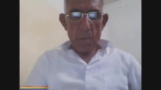 IRAQUI ABUELO RICA POLLA Y CORRIDA.JUGANDO EN LA CAM GAY