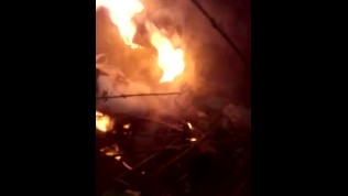 Je me branle en regardant brûler mes baskets