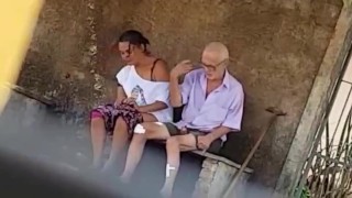 Velho rugoso comendo uma puta na Vila Mimosa